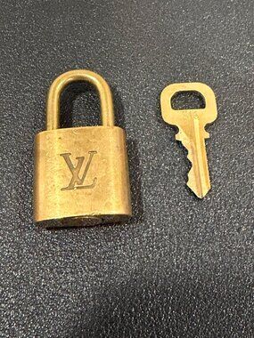 Louis Vuitton Lock & Key #316 (JB1503)